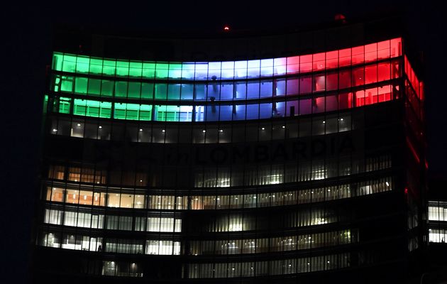 16일 밀라노의 팔라쪼 롬바르디아 건물이 응원의 의미로 이탈리아 국기 빛깔을 밝혀놓고 있다.