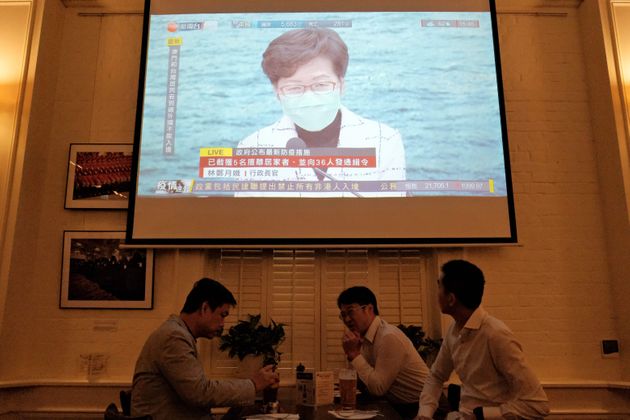 홍콩 시내의 한 식당에서 식사 중인 시민들이 캐리 람 행정장관의 발표를 텔레비전으로 지켜보고 있다. 2020. 3. 23.