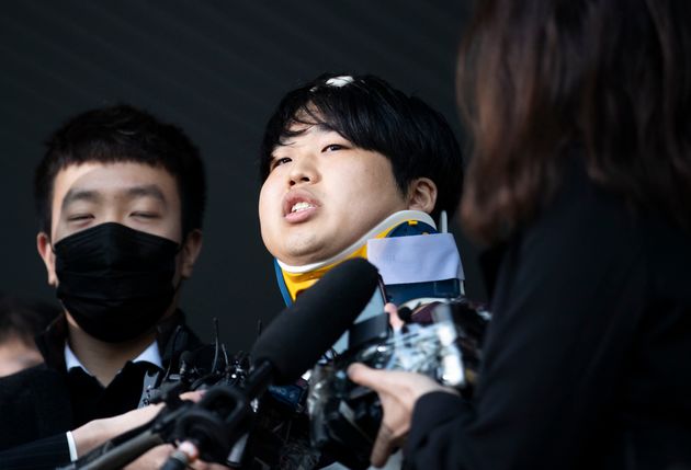 인터넷 메신저 텔레그램에서 미성년자를 포함한 최소 74명의 성 착취물을 제작·유포한 혐의를 받는 '박사방' 운영자 조주빈(25)이 25일 오전 서울 종로구 종로경찰서에서 서울중앙지방검찰청으로 이송되고 있다.