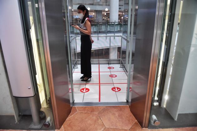 20일 방콕의 한 쇼핑의 엘리베이터가 사람들이 서 있을 자리와 서있을 방향까지 표시해둔 모습. 사진 속 탑승객은 혼자이지만 옳은 방향을 지키고 서 있다.