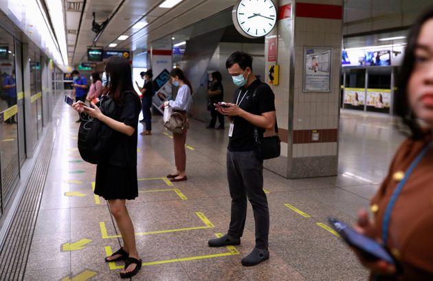 24일 지하철을 기다리는 승객들이 노란색 테이프로 붙여둔 '간격'을 유지하고 서 있다.