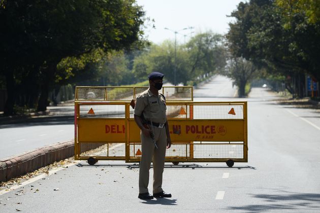 인도 정부가 전 국민을 대상으로 외출금지령을 내린 가운데 경찰관이 도로 위에 설치된 검문소를 지키고 있다. 뉴델리. 2020년 3월25일.