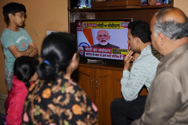 인도 펀자브주의 도시 암리차르에서 한 가족이 나렌드라 모디 인도 총리의 대국민담화를 시청하고 있다. 2020년 3월24일.