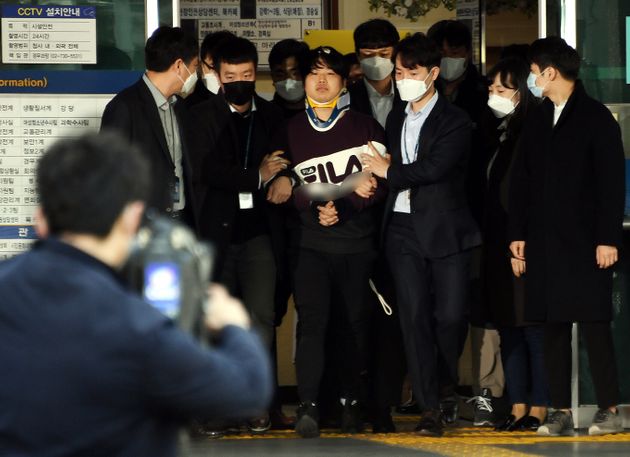 텔레그램에서 미성년자를 포함한 여성들의 성 착취물을 제작 및 유포한 혐의를 받는 '박사방' 운영자 조주빈이 25일 서울 종로구 종로경찰서 유치장에서 나와 검찰로 송치되고 있다.