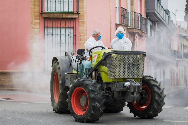방역 작업을 돕고 나선 농민들이 트랙터 등을 이용해 마을을 소독하고 있다. 세비야, 스페인. 2020년 3월24일.