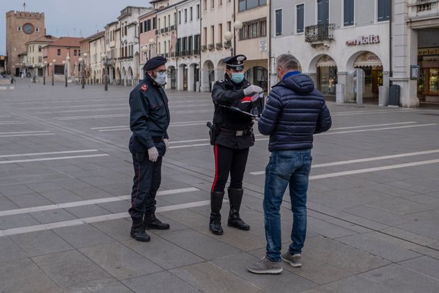 베네치아에서 경찰관이 한 시민의 통행 허가 여부를 확인하고 있다. 2020년 3월24일.