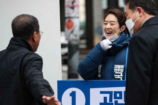 4.15 총선 광진을에 출마하는 고민정 전 청와대 대변인이 17일 오전 서울 광진구 건대입구역 앞에서 시민들에게 출근인사를 하고 있다.