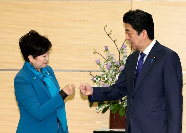 2020 도쿄올림픽 패럴림픽 연기 결정 직후 주먹을 맞대며 기뻐하고 있는 아베 신조 일본 총리와 코이케 유리코 도쿄 도지사