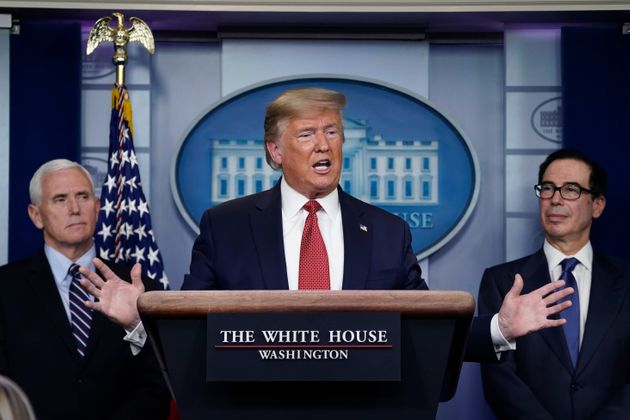 마이크 펜스 부통령(왼쪽)과 스티므 므누신 재무장관(오른쪽)이 지켜보는 가운데 도널드 트럼프 대통령이 백악관 코로나19 브리핑에서 발언하고 있다. 2020년 3월25일.