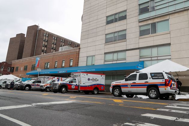미국 뉴욕의 병원 앞에 구급차들이 줄지어 서있다. 뉴욕에는 미국 내 코로나19 확진자의 절반 가량이 몰려있다. 2020년 3월25일.
