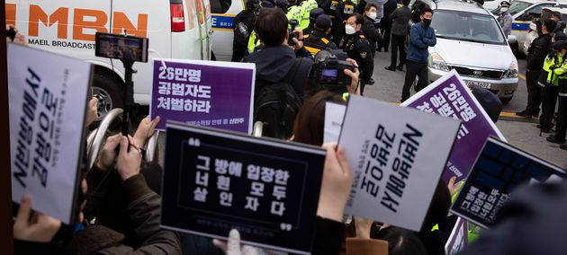 '박사방' 운영자 조주빈(25)이 25일 서울 종로구 종로경찰서 유치장에서 나와 검찰 유치장으로 향하자 시민들이 조주빈의 강력처벌을 촉구하며 피켓 시위를 하고 있다.