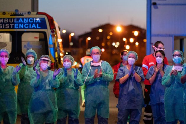 코로나19와 싸우고 있는 의료진들이 시민들의 응원에 답하는 의미로 함께 박수를 치고 있다. 부르고스, 스페인. 2020년 3월25일.
