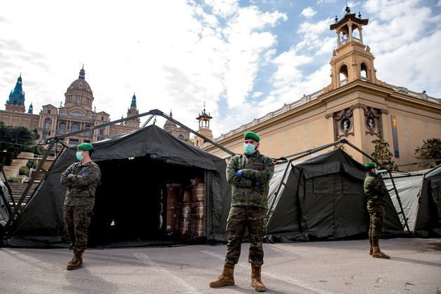 취약계층을 위해 마련된 임시 병원 앞에 스페인 군인들이 서있다. 스페인은 방역과 환자 이송 등을 지원하기 위해 군 병력을 투입했다. 바르셀로나, 스페인. 2020년 3월25일.