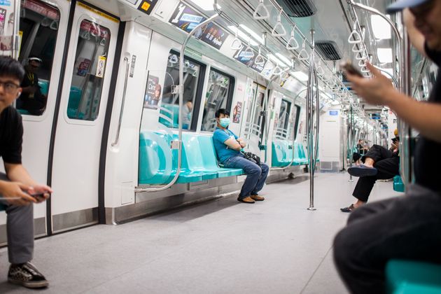 3월 21일 싱가포르의 한 지하철이 한산하게 운행되고 있다.