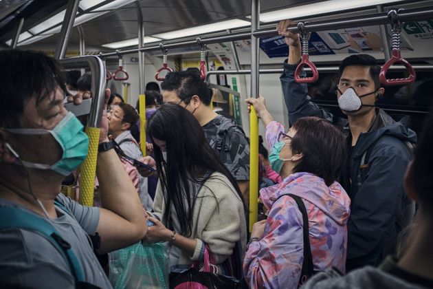 홍콩은 코로나19를 성공적으로 '방어'한 사례로 언급되며 전 세계의 주목을 받아왔다. 사진은 마스크를 쓴 시민들의 모습. 2020년 3월25일.