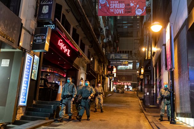일시 주류 판매 금지 명령이 내려진 가운데 경찰관들이 란콰이퐁 일대를 순찰하고 있다. 2020년 3월23일.