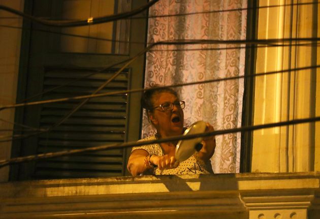 자이르 보우소나루 대통령의 코로나19 대응에 항의하는 브라질 시민들이 자택에서 냄비를 두드리며 시위를 벌이고 있다. 리우데자네이루, 브라질. 2020년 3월24일.