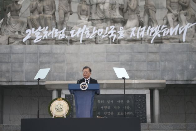문재인 대통령이 27일 대전시 유성구 국립대전현충원에서 열린 제5회 서해수호의 날 기념식에서 기념사를 하고 있다.