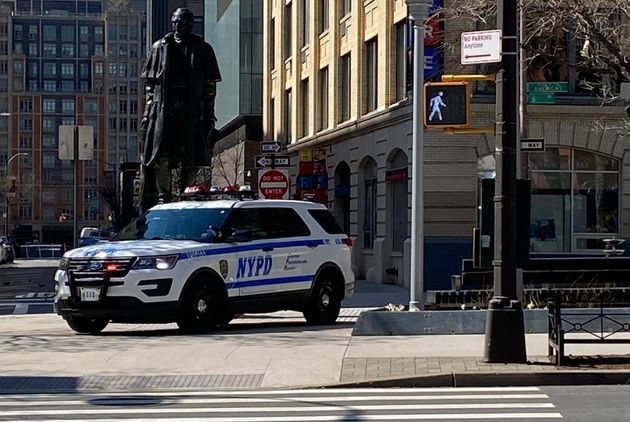 미국 뉴욕경찰이 '사회적 거리두기' 단속을 위해 시내를 순찰하고 있다. 2020년 3월26일.