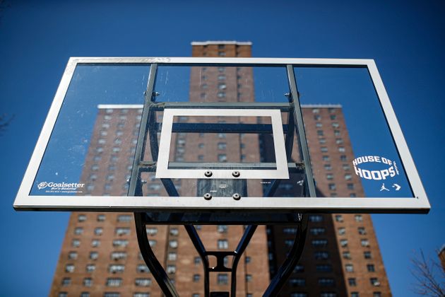 '사회적 거리두기'를 위해 뉴욕시 정부는 시내 야외 농구장의 골대를 제거하는 작업에 착수했다. 2020년 3월26일.
