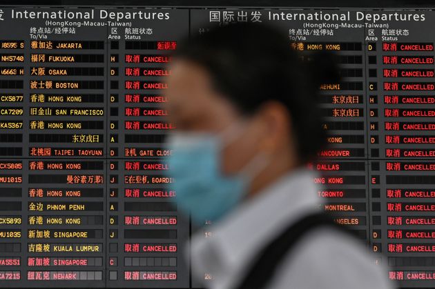 중국 정부가 모든 외국인의 입국을 '일시적'으로 금지하기로 했다. 사진은 상하이 푸동 국제공항 전광판의 모습. 2020년 2월26일.