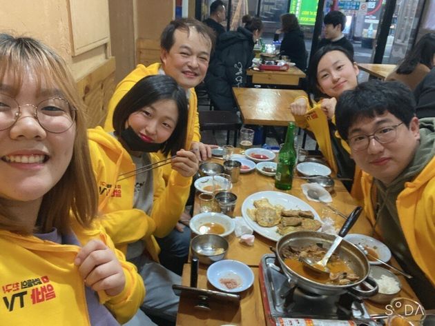 서울 종로구의 한 식당에서 ‘소상공인 살리기 프로젝트: 과식투쟁’을 벌인 알바노조.
