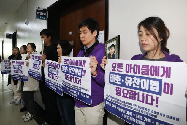 태호 가족 및 정치하는 엄마들 관계자들이 2019년 11월 21일 오전 서울 여의도 국회 행정안전위원회 법안심사소위원회 회의장 앞에서 피켓을 들고 어린이생명안전법안 국회 통과를 촉구하고 있다. 맨 오른쪽이 이소현씨다. 