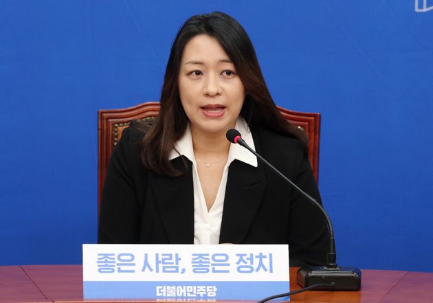 1월 23일 오전 서울 여의도 국회에서 열린 더불어민주당 인재영입 발표 기자회견에서 '태호엄마' 이소현씨가 인사말을 하고 있다.
