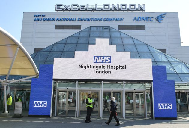 런던의 대형 전시장 '엑셀 런던'에 '나이팅게일 병원'이라는 새로운 이름이 붙었다. 이 곳에는 2000여명의 코로나19 환자를 수용하기 위한 임시 병원이 마련됐다.