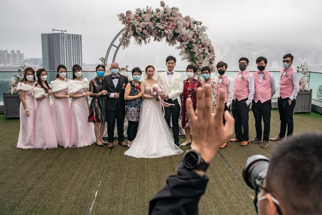 29일 홍콩에서 결혼식을 올린 커플이 가족, 친구들과 기념사진을 찍고 있다.