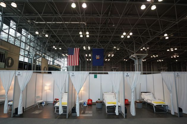 대형 컨벤션센터인 '자비츠 센터'에 마련된 임시 병원. 뉴욕 주방위군과 미군 공병대 등이 투입돼 1000여개의 병상이 마련됐다. 2020년 3월27일.