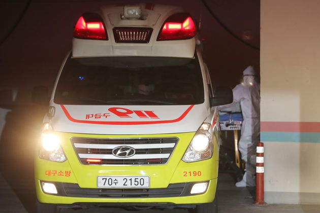 30일 오후 대구 달성군 다사읍 대실요양병원 건물 입구에서 119구급대가 신종 코로나바이러스 감염증(코로나19) 확진자를 대구의료원으로 이송하고 있다.