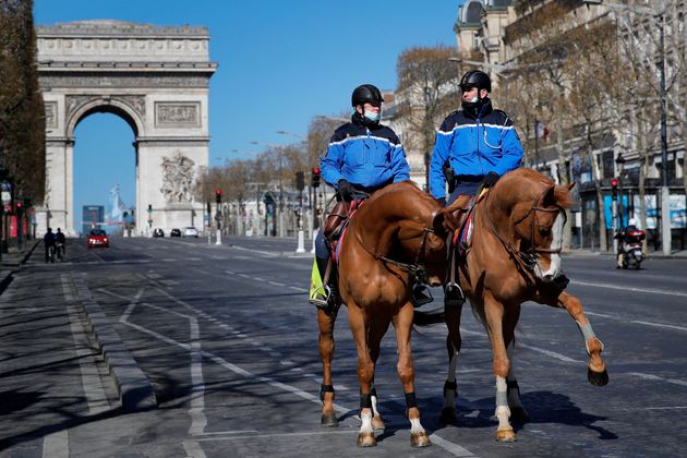 프랑스 경찰관들이 텅 빈 샹젤리제 거리를 순찰하고 있다. 파리, 프랑스. 2020년 3월30일.