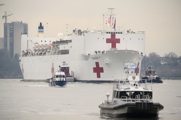 폭증하는 코로나19 환자를 수용하기 위한 미국 해군 병원선이 허드슨강을 따라 뉴욕에 입항하고 있다. 2020년 3월30일.