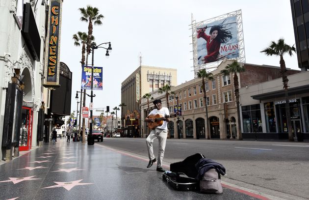 31일 미국 캘리포니아 로스앤젤레스 할리우드의 텅 빈 거리에서 론 싱클레어씨가 연주를 하고 있다.