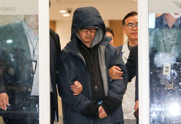 해외 도피 중이던 정태수 전 한보그룹 회장의 넷째 아들 정한근씨씨가 두바이에서 체포돼 2019년 6월 22일 인천국제공항을 통해 송환되고 있다.