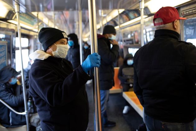 한 지하철 승객이 마스크와 장갑을 착용하고 있다. 보건 당국의 지침에도 불구하고 미국에서는 마스크를 착용하는 사람들이 점점 늘어나고 있다. 뉴욕, 미국. 2020년 3월25일.