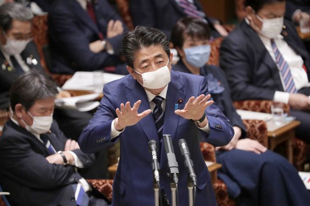 마스크를 착용한 아베 신조 일본 총리