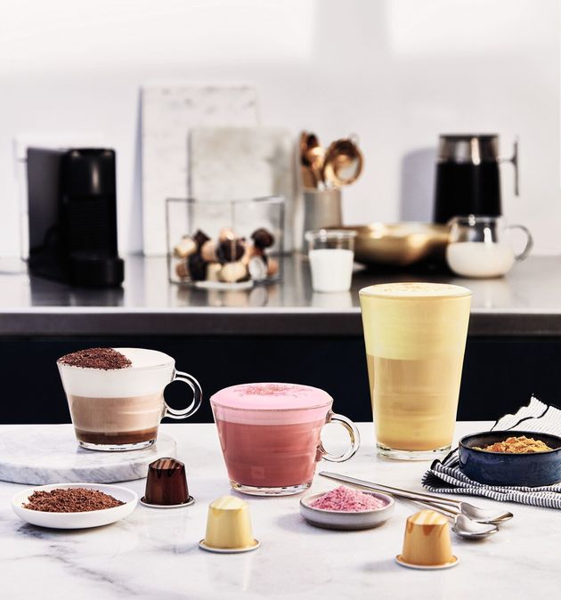 (왼쪽부터) 초콜릿향* 트러플 커피, 바닐라향* 에클레어 커피, 캐러멜향* 크렘 브륄레 커피<br /></div>* 향이 첨가된 커피로, 이미지상의 재료가 포함되어 있지 않습니다.