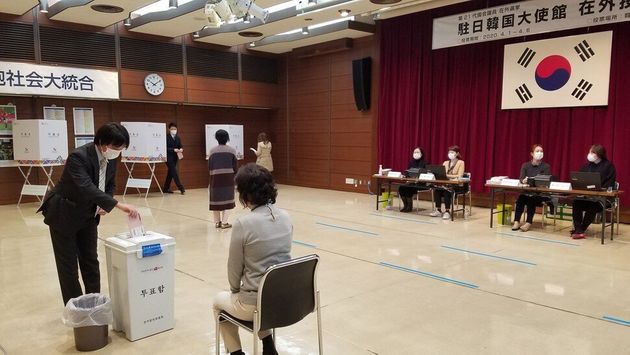 1일 일본 도쿄 미나토구 주일본한국대사관 영사부 건물 8층 한국중앙회관에서 유권자들이 제21대 국회의원 선거 재외국민투표를 하고 있다.