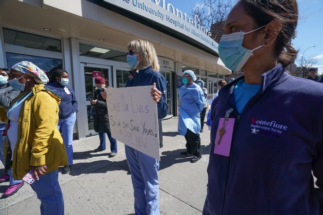 미국 뉴욕의 대형 병원 중 하나인 몬테피오레 병원 의료진들이 N95 마스크와 장갑 등 보호장비 지급을 촉구하며 시위를 벌이고 있다. 이들은 병원 측이 간호사들에게 일회용 N95 마스크을 재사용할 것을 요구하고 있다고 주장했다. 2020년 4월1일.