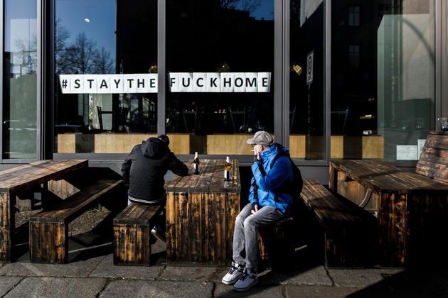 독일 베를린의 한 문 닫은 식당 앞에서 맥주를 마시는 사람들. 2020년 3월23일.