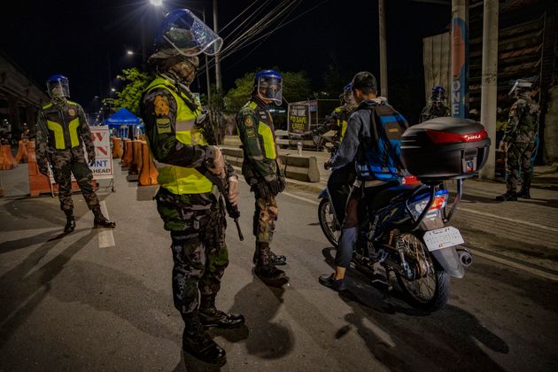 외출금지령이 내려진 필리핀에서 경찰이 통행자에 대한 검문을 실시하고 있다. 마닐라, 필리핀. 2020년 4월2일.