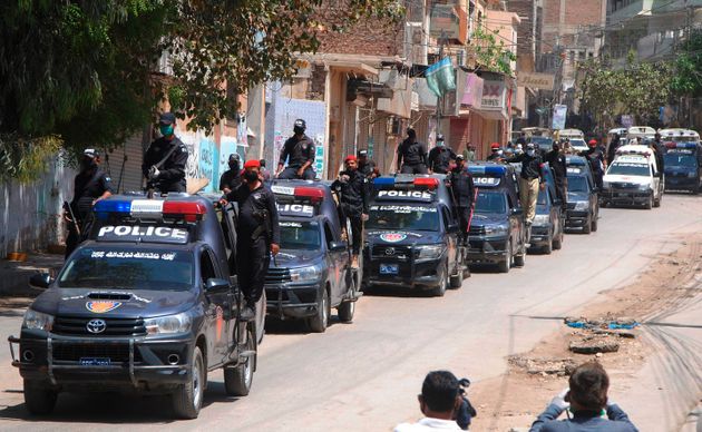 외출금지령이 내려진 파키스탄에서 경찰이 순찰을 벌이는 모습. 하이데라바드, 파키스탄. 2020년 4월2일.