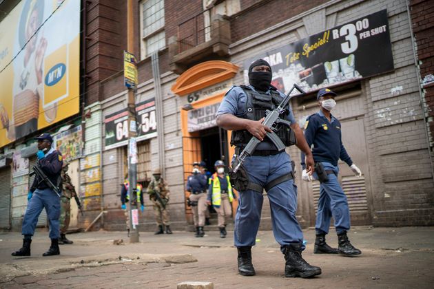 남아프리카공화국 경찰과 군인들이 영업금지 명령을 위반한 점포들을 수색하고 있다. 요하네스버그, 남아프리카공화국. 2020년 3월30일.