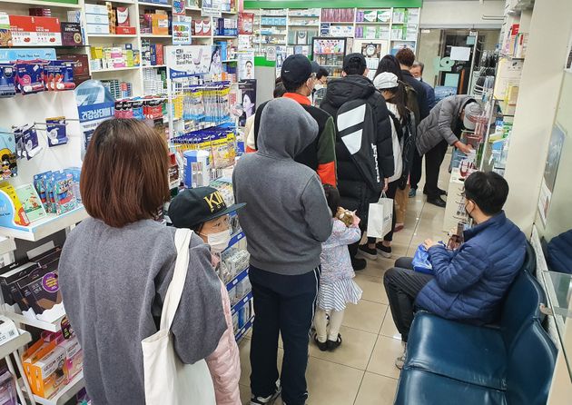 3월 22일 서울시내 한 약국에서 시민들이 마스크 구입을 위해 줄지어 서 있다.