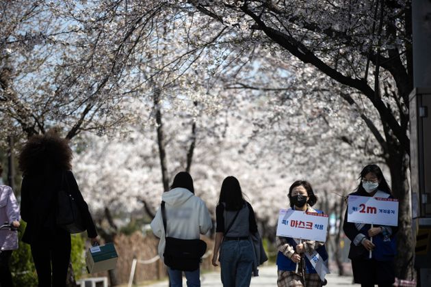 4일 오후 서울 영등포구 여의도한강공원 인근에서 구청 관계자들이 코로나19 예방 펫말을 들고 있다.