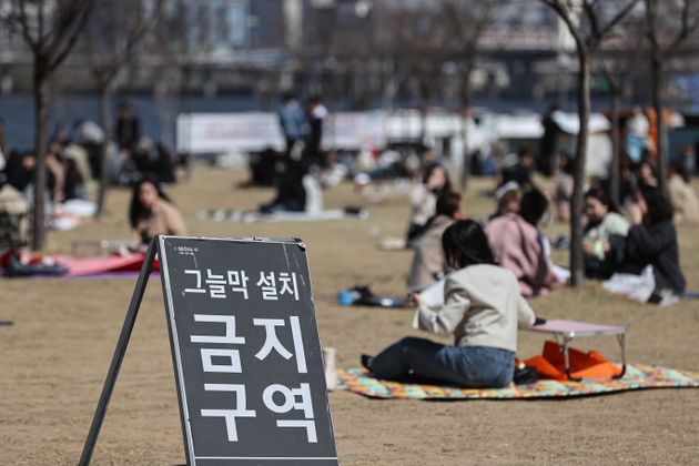 4일 오후 서울 영등포구 여의도한강공원에 그늘막 설치 금지 안내문이 설치되어 있다.