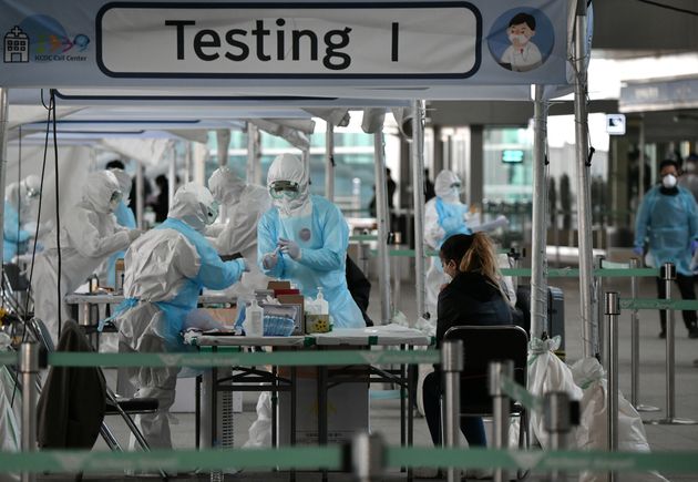 인천공항에 마련된 선별진료소에서 입국자들을 대상으로 코로나19 진단검사가 실시되고 있다. 2020년 4월1일.