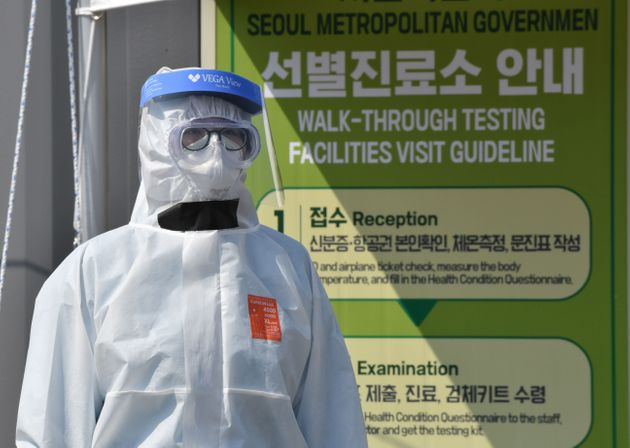 (자료사진) 서울 잠실종합운동장에 설치된 입국자 선별진료소에서 한 의료진이 검사자들을 기다리고 있다. 2020년 4월3일.
